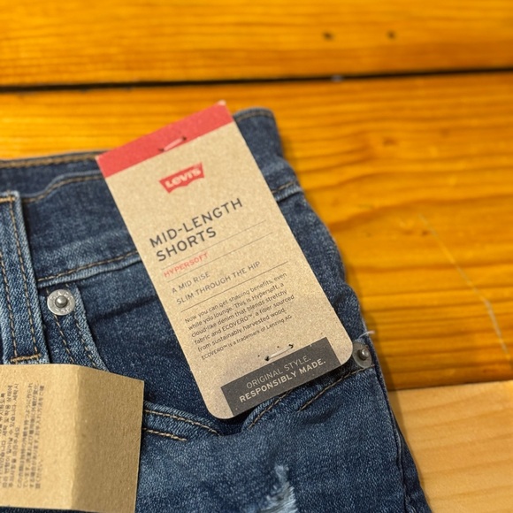 NWT Levi's Dark Blue mid-rise Jean Shorts size 26 - Picture 2 of 4